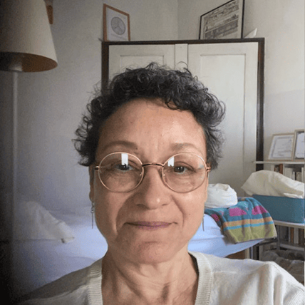 Catherine Coker dans son cabinet professionnel