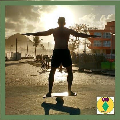 équilibre personnel : un homme en équiibre sur un skate-board